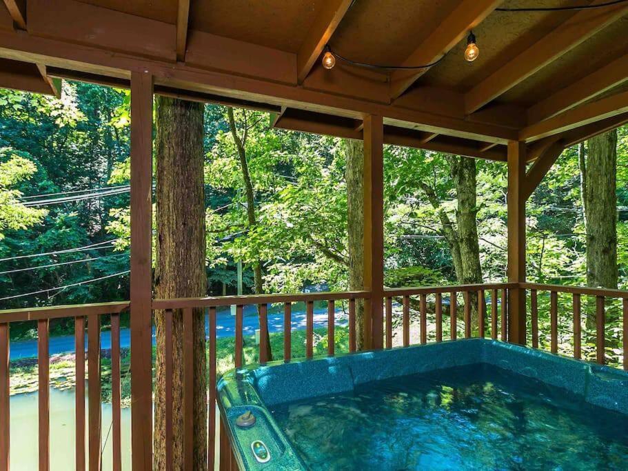 The Fishing Hole Cabin - Sage Vacations ガトリンバーグ エクステリア 写真